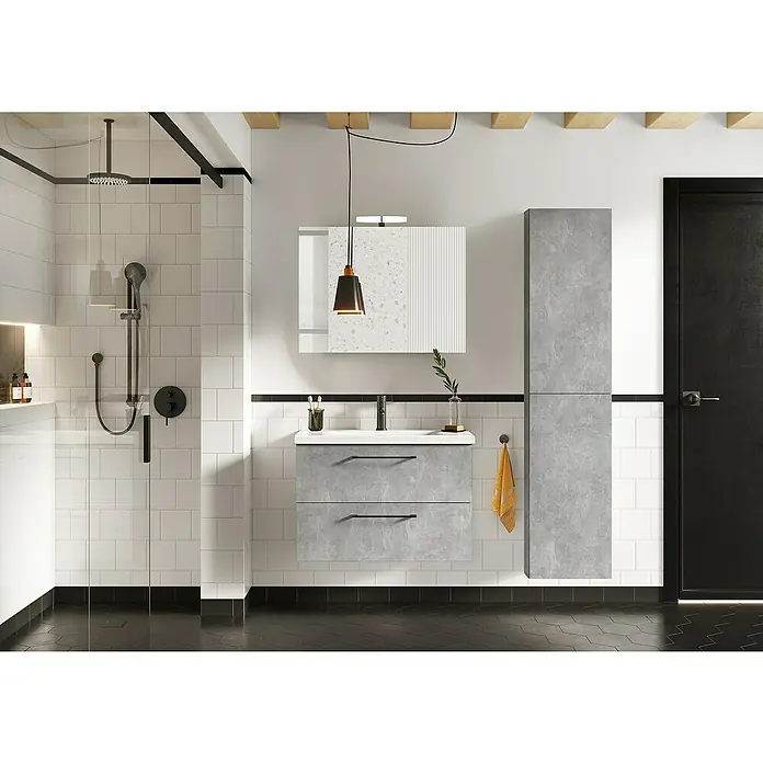 Riva Compact Badmöbel-Set - Gesamtbreite Badmöbel: 81,7 cm, Beton-Optik - Ein modernes Badezimmer mit grauen Schränken, einer Dusche und einer stilvollen Beleuchtung. Der Waschtischbereich ist elegant gestaltet.