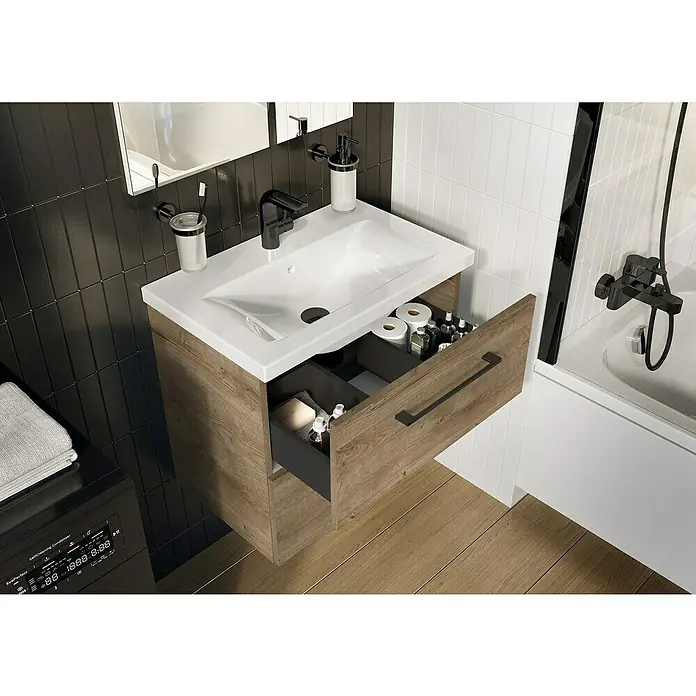 Riva Compact Badmöbel-Set - Gesamtbreite Badmöbel: 61,7 cm, Canela Eiche - Ein Badezimmerwaschtisch mit einem weißen Waschbecken, offenem Holzunterschrank und schwarzen Armaturen.