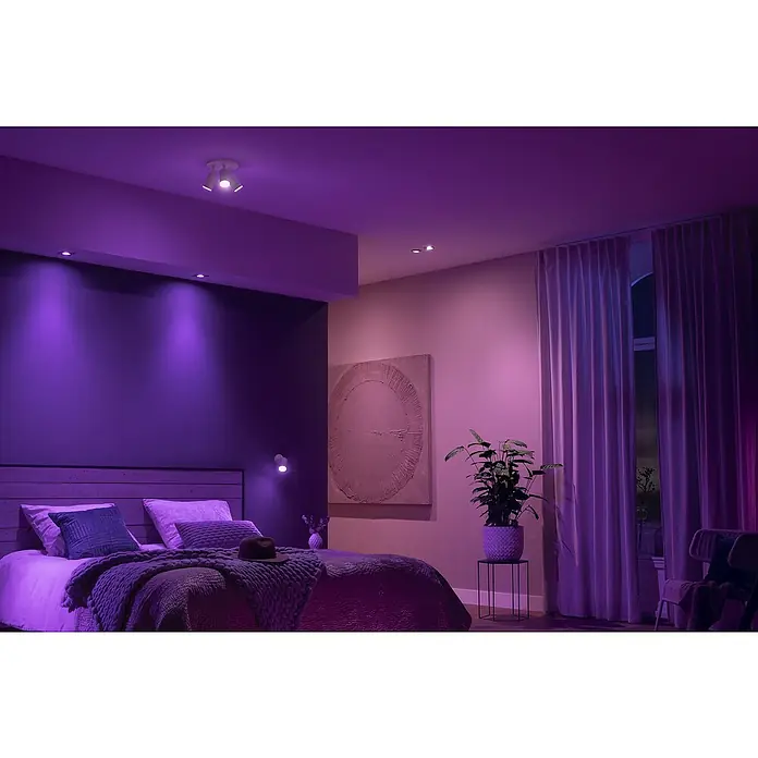 Philips Hue LED-Deckenstrahler White and Color Ambience Argenta - 4,2 W, L x B x H: 48 x 8,9 x 12,6 cm, Weiß, RGBW, Anzahl Leuchtmittel: 3 Stk. - Schlafzimmer mit indirekter Beleuchtung durch Philips Hue Lampen, die eine entspannende Atmosphäre schaffen.\n