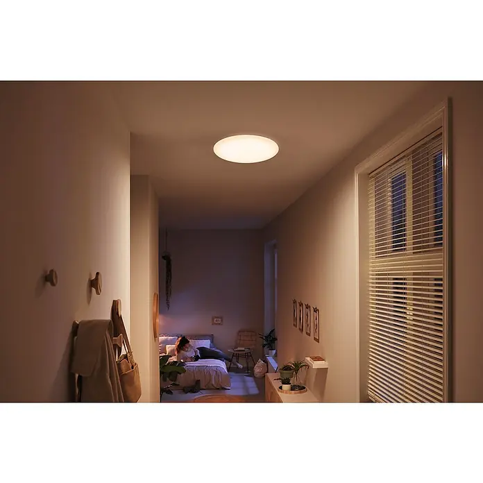 Philips LED-Sockelleuchte Moire - 17 W, Weiß - Deckenleuchte in einem modernen Flur, die warmes Licht spendet und eine angenehme Atmosphäre schafft. Perfekt für gemütliche Abende.