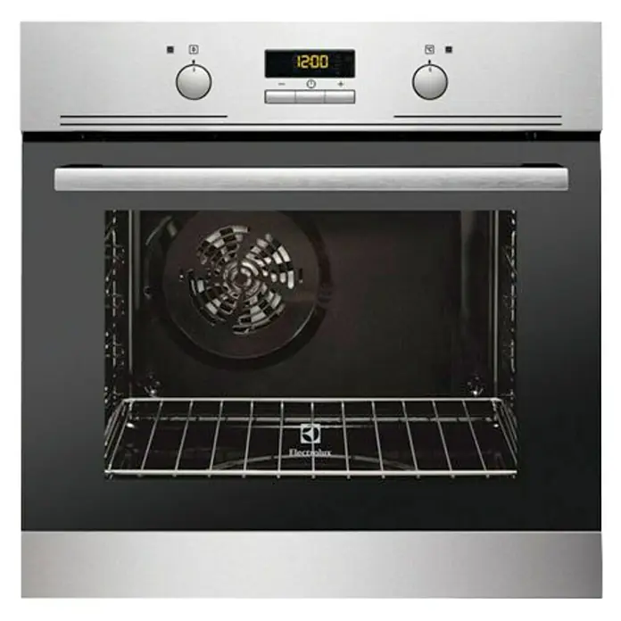 Electrolux Horno empotrado EZB3430AOX - Número de tipos de calentamiento: 7 ud., Volumen horno: 57 l - En la imagen se muestra un horno empotrable Electrolux con pantalla digital y mandos de control. El electrodoméstico presenta un diseño moderno y un ventilador para una distribución uniforme del calor.