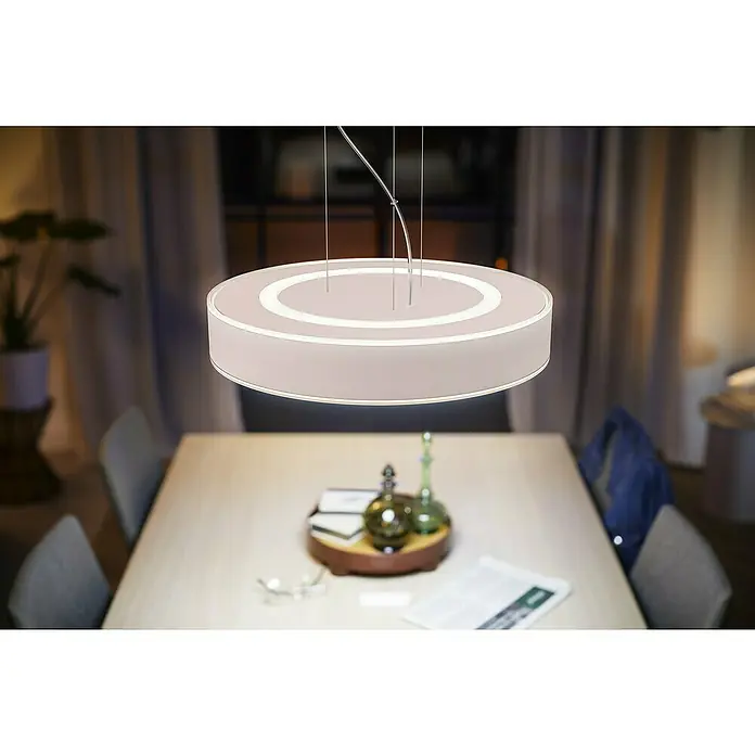 Philips Hue LED-Pendelleuchte rund Enrave - 33,5 W, 47 x 47 x 20,9 cm, Weiß, Warmweiß - Elegante LED-Hängeleuchte in einem Esszimmer, die ein modernes Ambiente schafft. Das Lichtdesign ist hell und einladend für stilvolle Beleuchtung.