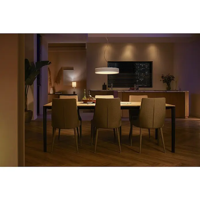Philips Hue LED-Pendelleuchte rund Enrave - 33,5 W, 47 x 47 x 20,9 cm, Weiß, Warmweiß - Esszimmer mit Esstisch, Stühlen und einer modernen Hängelampe. Die Lampe sorgt für angenehmes Licht.