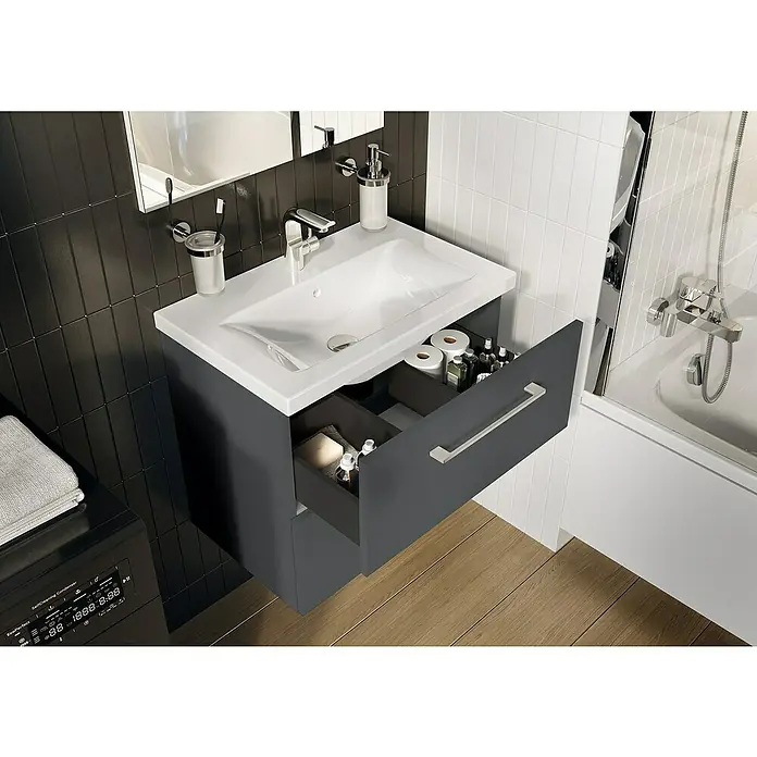 Riva Compact Badmöbel-Set - Gesamtbreite Badmöbel: 61,7 cm, Anthrazit - Badezimmer-Waschtisch mit offenem Schubfach, das Toilettenpapier und Badezimmerartikel zeigt, stilvoll und funktional.