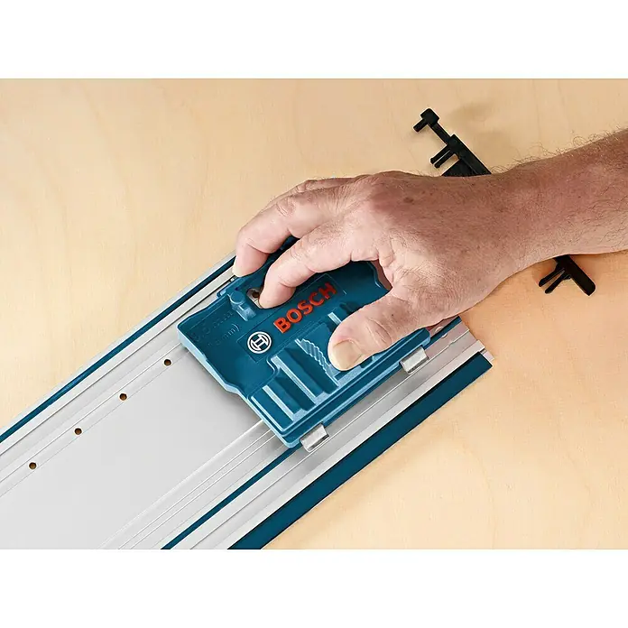 Bosch Professional Adapter Lochrastersystemadapter FSN RA 32 - Passend für: Bosch Professional FSN OFA Fräsdapter - Nahaufnahme eines Bosch Führungsschienensystems mit Hand, das das Werkzeug führt. Präzision und Kontrolle für perfekte Schnitte.