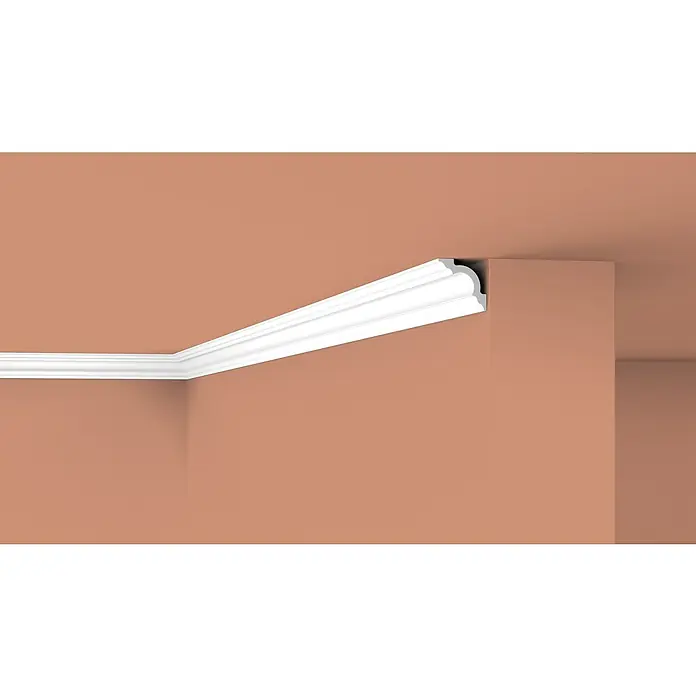 Nmc Decoflair Zierprofil Deckenleiste D8 - 2 Stk., 2 m x 50 mm x 50 mm, Extrudiertes Polystyrol (XPS) - Detailaufnahme einer weißen Deckenleiste in einem Raum mit pfirsichfarbenen Wänden, die eine elegante architektonische Note verleiht.
