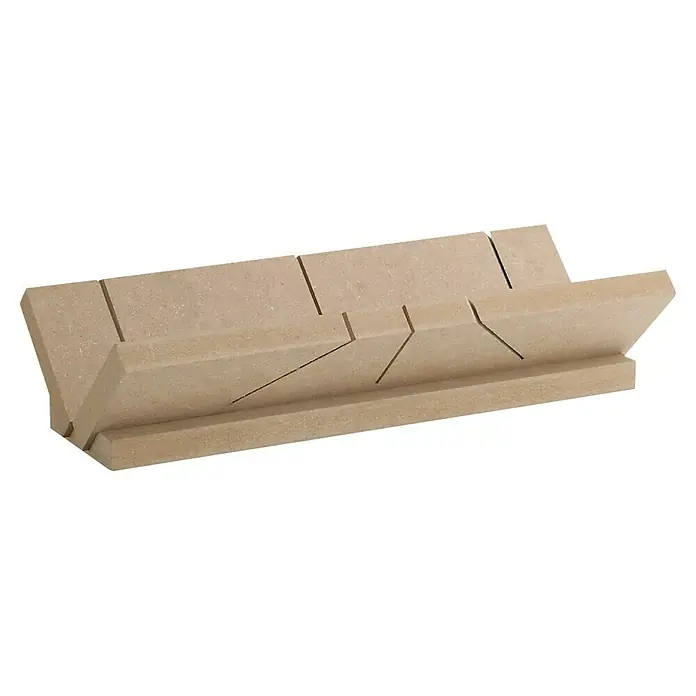 Nmc Gehrungslade MB2 - Länge: 350 mm, Holz, Braun - Nahaufnahme einer Gehrungslade aus hellem Holz mit präzisen Schlitzen für akkurate Schnitte bei verschiedenen Holzbearbeitungsprojekten.