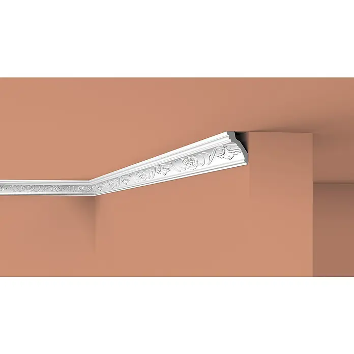 Nmc Decoflair Zierprofil Deckenleiste E26 - 2 m x 45 mm x 65 mm, Expandiertes Polystyrol (EPS) - Detailaufnahme einer weißen Zierleiste mit floralem Muster, die Wand und Decke eines Raumes schmückt.