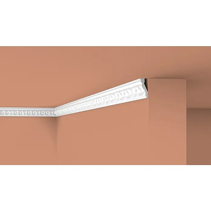 Nmc Decoflair Zierprofil Deckenleiste E21 - 2 m x 30 mm x 65 mm, Expandiertes Polystyrol (EPS) - Ein dekoratives, weißes Stuckprofil ziert die Ecke eines Raumes, das sich elegant zwischen Wand und Decke erstreckt.