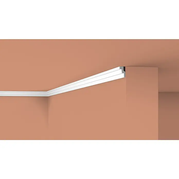 Nmc Decoflair Zierprofil Deckenleiste D22 - 1,5 m x 20 mm x 30 mm, Extrudiertes Polystyrol (XPS) - Nahaufnahme einer weißen Zierleiste an einer Wand, die die architektonischen Details und das Designelement hervorhebt.