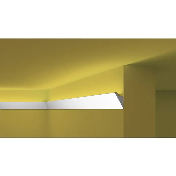 Nmc Decoflair Zierprofil CL12 - L x B x H: 2 m x 36 mm x 60 mm, Hochverdichtetes extrudiertes Polymer (HDPS) - Innenaufnahme mit goldfarbenen Wänden und einer weißen Zierleiste, die die architektonischen Details des Raumes hervorhebt.