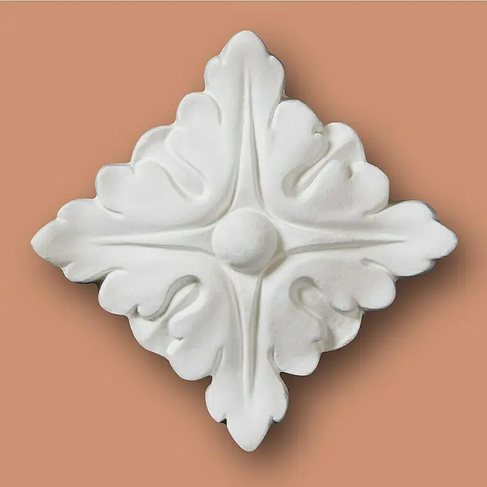 Nmc Decoflair Rosette M50 - 10 x 10 cm, Hochverdichteter Polyurethanschaum (PU), Weiß, 2 Stk. - Nahaufnahme eines dekorativen, weißen Wandornaments in Rautenform mit Blattmuster und zentraler Kugel. Perfekt zur Wandgestaltung.