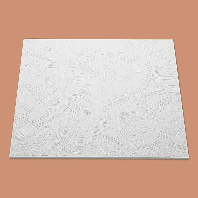 Nmc Decoflair Deckenplatte T125 - 50 x 50 cm, Weiß, Polystyrol - Nahaufnahme einer strukturierten, weißen Deckenplatte mit einem wirbelartigen Muster auf einem hellbraunen Hintergrund.