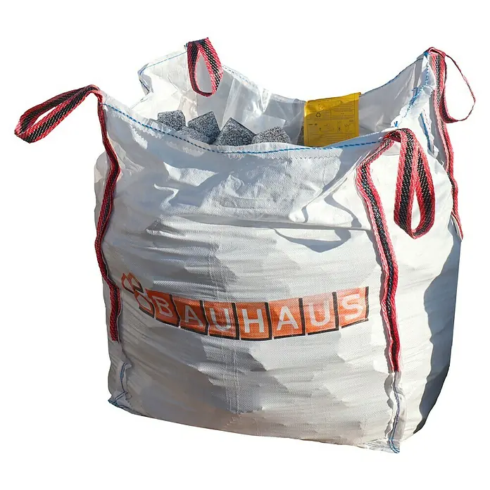 Granitpflaster G 603 - Grau, Maße Stein: 6 - 8 cm, Granit, 750 kg - Ein großer, weißer Big Bag gefüllt mit Steinen und dem Bauhaus-Logo. Ideal für Bauprojekte und Gartengestaltung, robust und stabil.