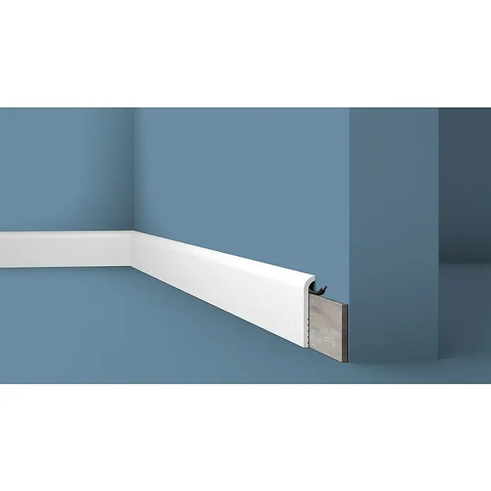 Nmc Decoflair Fußleiste Abdeckfußleiste CBC1 - 2 m x 22 mm x 110 mm, Hochverdichtetes extrudiertes Polymer (HDPS), 1 Stk. - Weiße Fußleiste mit Kabelkanal an einer blauen Wand. Die Leiste ist modern und schlicht gestaltet und bietet Platz für Kabel.