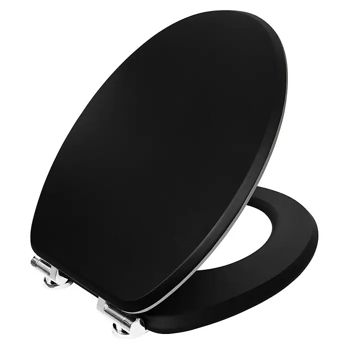 Camargue WC-Sitz Malik - Holz, Schwarz, Mit Absenkautomatik - Schwarzer Toilettensitz mit verchromten Scharnieren auf schwarzem Hintergrund. Komfortables und stilvolles Badezimmeraccessoire.