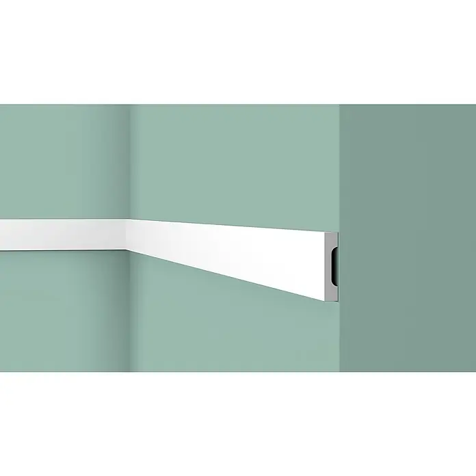 Nmc Decoflair Zierprofil Wandleiste C9 - 2 m x 15 mm x 70 mm, Hochverdichtetes extrudiertes Polymer (HDPS) - Detailansicht einer weißen Sockelleiste, die an einer hellgrünen Wand entlangläuft und sich um eine Ecke biegt.