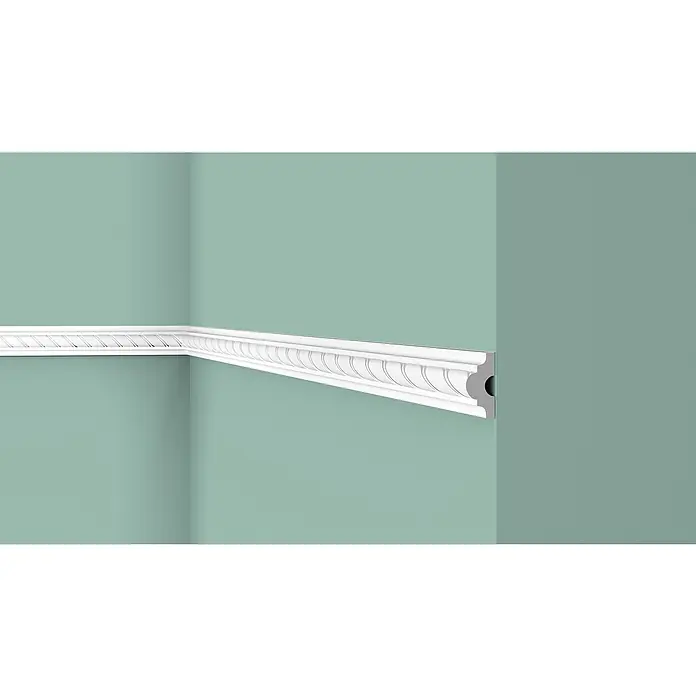 Nmc Decoflair Zierprofil Wandleiste CO1 - 2 m x 18 mm x 38 mm, Hochverdichtetes extrudiertes Polymer (HDPS) - Nahaufnahme einer weißen Zierleiste an einer Wand, die die architektonischen Details und das elegante Design des Produkts hervorhebt.