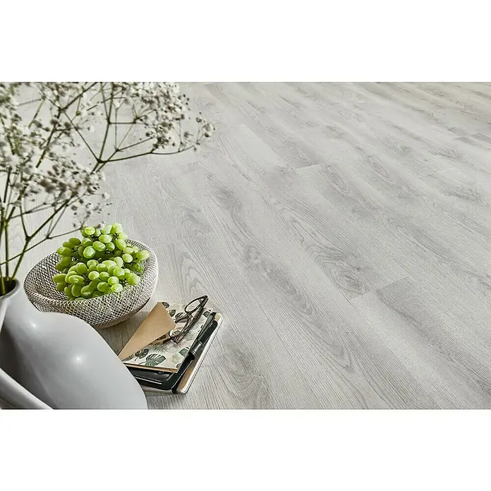 LOGOCLIC Laminatmuster Silentos Eiche Roma296 x 195 x 1 mm, Landhausdiele - Ein ansprechendes Foto zeigt einen eleganten grauen Vinylboden, ergänzt durch dekorative Elemente wie Blumen, Trauben und Notizbücher.