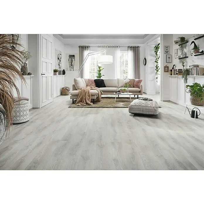LOGOCLIC Laminatmuster Silentos Eiche Roma296 x 195 x 1 mm, Landhausdiele - Helles Wohnzimmer mit grauem Holzboden. Der Boden harmoniert gut mit den weißen Wänden und der hellen Einrichtung des Raumes.