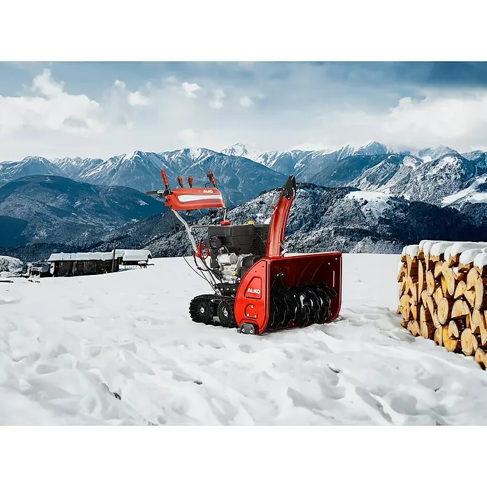 AL-KO SnowLine Benzin-Schneefräse 760.4 TE LED - 9 kW, 420 cm³, Arbeitsbreite: 76 cm - AL-KO Schneefräse in verschneiter Winterlandschaft mit Bergen. Ideal für zuverlässige Schneeräumung mit hoher Leistung und einfacher Bedienung.
