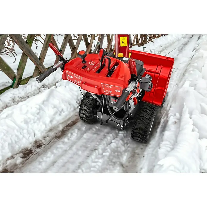 AL-KO SnowLine Benzin-Schneefräse 700.4 E LED - 7,8 kW, 375 cm³, Arbeitsbreite: 70 cm - Eine rote Schneefräse steht auf einer schneebedeckten Fläche und ist bereit, den Schnee zu räumen.