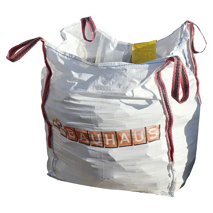 Basaltpflaster - Schwarz, Maße Stein: 4 - 6 cm, Basalt, 750 kg - Ein großer, weißer Big Bag mit dem Bauhaus-Logo und Trageschlaufen, ideal für Schüttgüter oder Bauabfälle.
