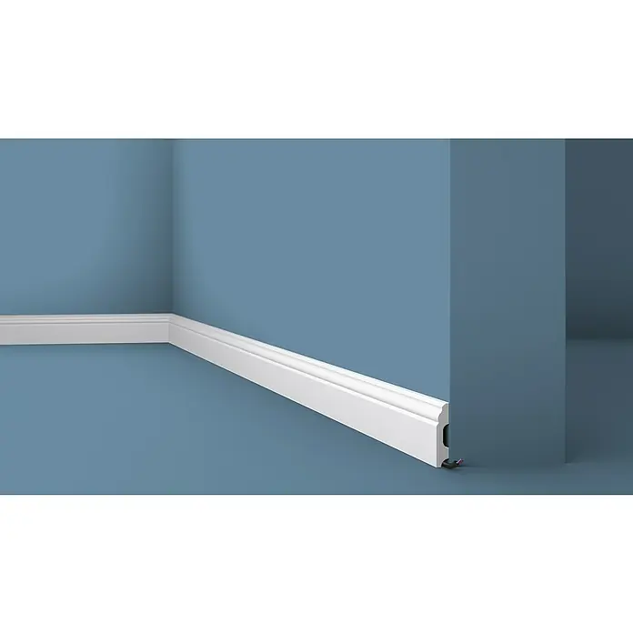 Nmc Decoflair Zierprofil Sockelleiste C60 - 2 m x 1,3 cm x 6 cm, Hochverdichtetes extrudiertes Polymer (HDPS) - Weiße Sockelleisten an einer blauen Wand. Das Produkt ist eine moderne Sockelleiste, die sich ideal für jeden Raum eignet.