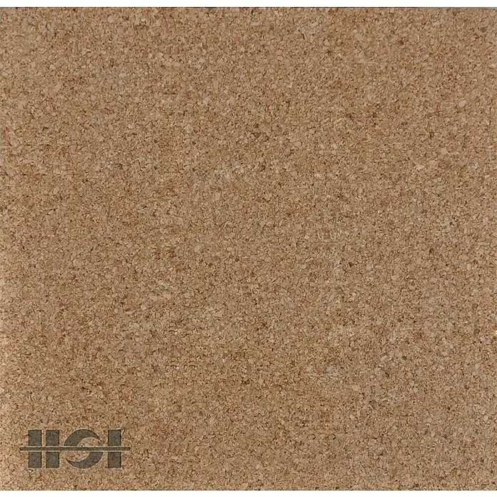 HS Terra Unterkonstruktion-Auflagepad - 10 Stk., 200 x 200 x 3 mm - Korkuntersetzer mit feiner Textur, ideal zum Schutz von Oberflächen vor Hitze und Kratzern, versehen mit einem dezenten Logo in der Ecke.