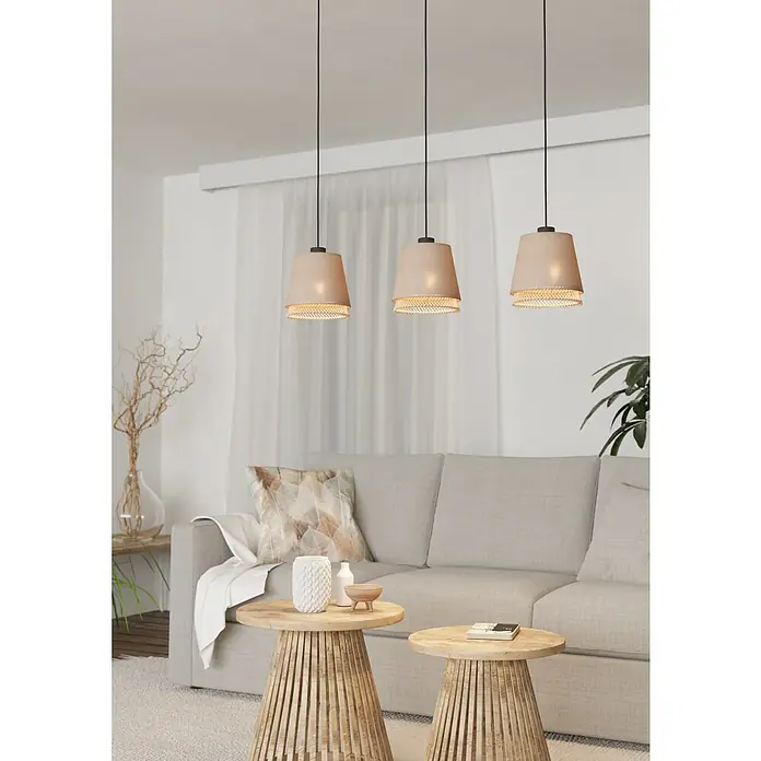 Eglo Tabley Lámpara colgante - 40 W, L x An x Al: 89 x 19 x 110 cm, E27 - Tres lámparas colgantes beige con detalles de ratán sobre un salón luminoso con sofá y mesas de madera.