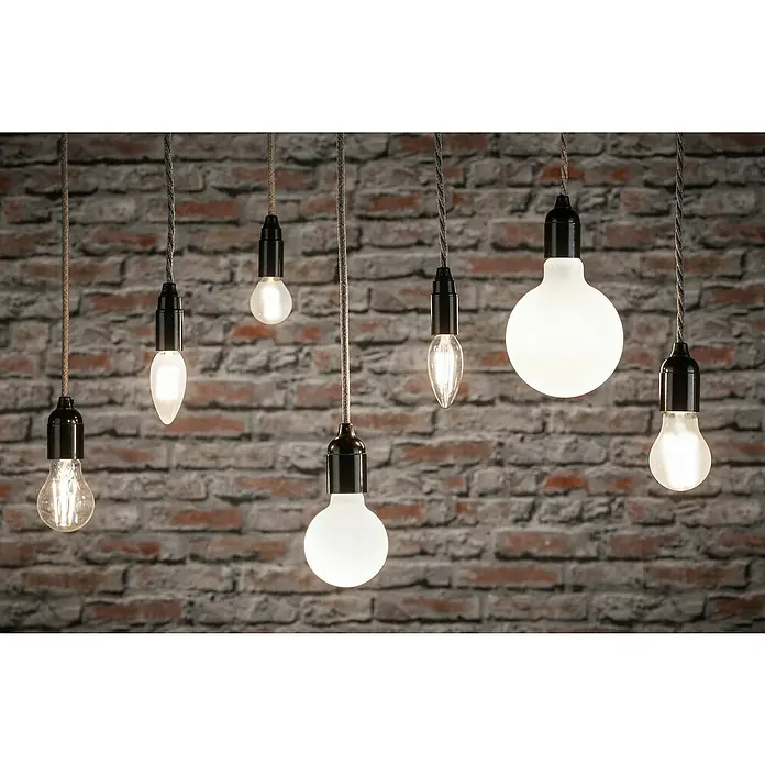 Paulmann LED-Lampe - E14, Dimmbar, Warmweiß, 470 lm, 5 W - Mehrere Pendelleuchten mit unterschiedlichen Glühbirnen hängen vor einer Ziegelwand. Die Glühbirnen sind ein dekorativer Blickfang.