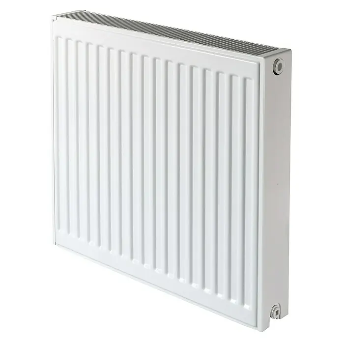 Flachheizkörper - B x H: 700 x 500 mm, Wärmeleistung bei Vorlauftemperatur von 75 °C (D: 50): 997 W, Typ Heizkörper: 22 - Nahaufnahme eines weißen Heizkörpers mit vertikalen Rippen und abgerundeten Ecken, der Wärme und Komfort ausstrahlt.