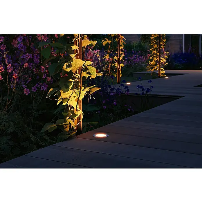 Paulmann Plug & Shine Bodeneinbauleuchte Floor Mini insektenfreundlich7 cm, Warmweiß, IP67 - Gartenwegbeleuchtung mit eingelassenen Leuchten und Kletterpflanzen an Metallbögen sorgt für stimmungsvolles Ambiente im Garten.