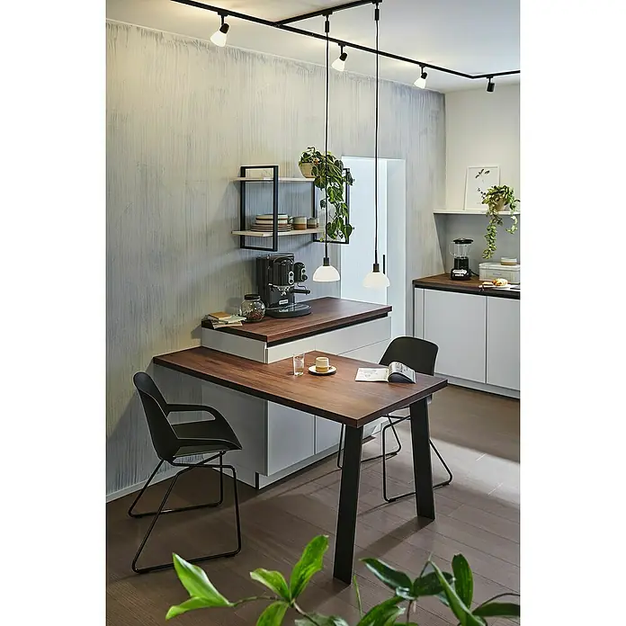 Paulmann URail Deckenstrahler Caps - E14, Schwarz-matt, Opal - Küchentisch mit zwei Stühlen, einer Kaffeemaschine und hängenden Pflanzen. Stilvolles Küchendesign mit modernen Akzenten für ein gemütliches Ambiente.