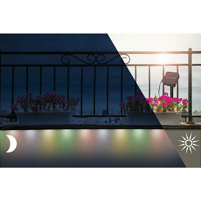 Paulmann LED-Band Outdoor Solar - Länge: 300 cm, Lichtfarbe: RGB, 220 V - 240 V - Eine geteilte Ansicht einer Balkonszene mit Blumen, die Tag und Nacht durch Solarleuchten beleuchtet werden, präsentiert ein einladendes Ambiente.