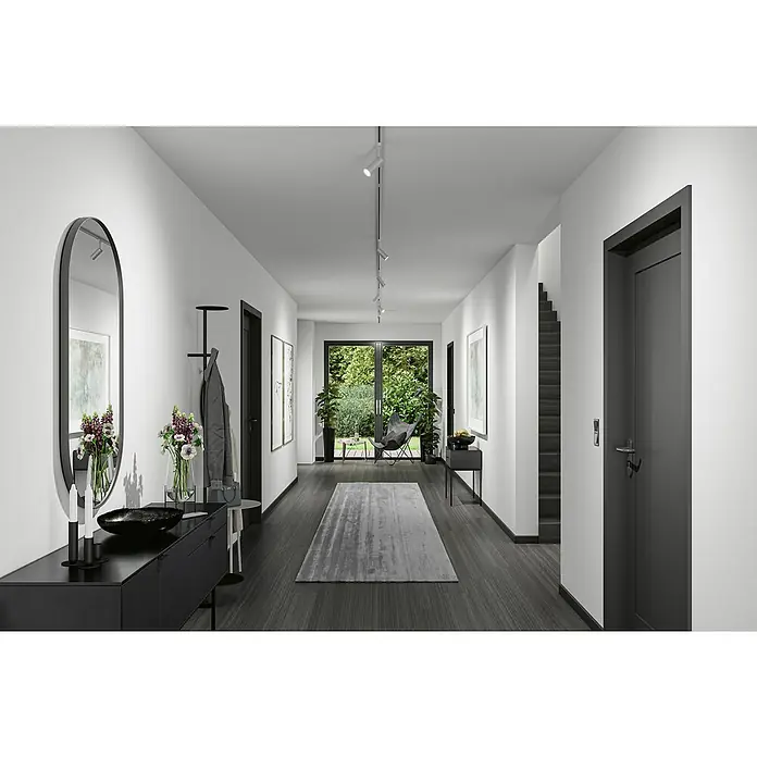 Paulmann URail LED-Spot Tubo - L x B x H: 10,5 x 4,2 x 18,6 cm, Chrom matt, Neutralweiß - Ein moderner Flur mit dunklem Holzboden, einem grauen Teppich und stilvollen Möbeln, darunter eine schwarze Kommode mit Spiegel.
