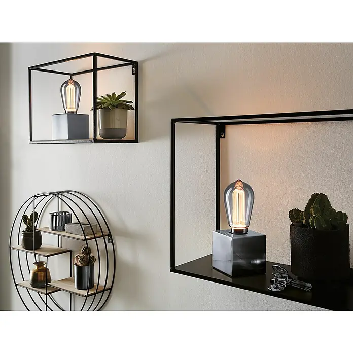 Paulmann Inner Glow LED-Lampe Vintage Glühlampenform E27 - E27, Nicht Dimmbar, Warmweiß, 80 lm, Tropfen, Farbe: Smoky - Elegante Wandregale mit Glühbirnen und Pflanzen, die eine moderne und stilvolle Dekoration für jeden Raum bieten.