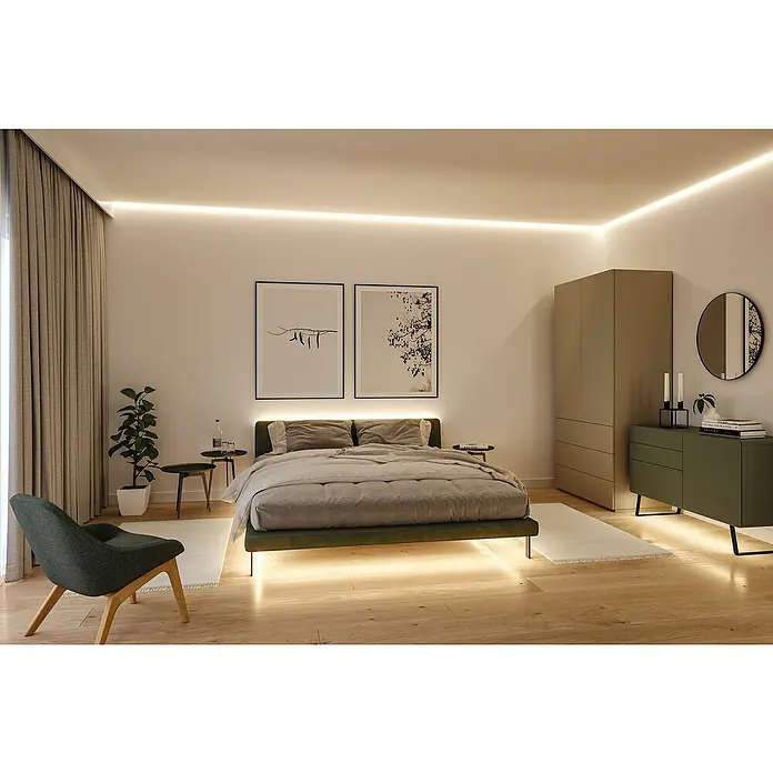 Paulmann MaxLED 500 Verlängerungs-Set Full-Line COB - 250 cm, 15 W, Warmweiß, 1.250 lm - Stilvolles Schlafzimmer mit indirekter Beleuchtung unter dem Bett und an der Decke, die eine warme Atmosphäre schafft. Elegante Möbel und Dekoration.
