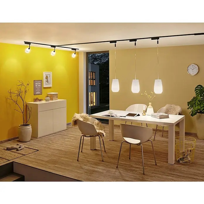 Paulmann URail Controller Smart Home Zigbee 3.0 On-Off-Dimm - Schwarz-matt - Helle Esszimmerszene mit moderner Beleuchtung: Drei Pendelleuchten über einem Esstisch und gerichtete Spots an der Decke sorgen für angenehmes Licht.