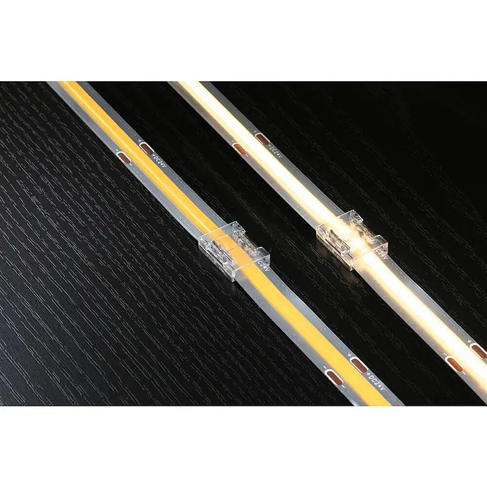 Paulmann MaxLED Set Full-Line COB ConnectorWeiß, Passend für: MaxLED Komponenten - Nahaufnahme von zwei COB-LED-Streifen, einer leuchtet, verbunden mit transparenten Steckverbindern auf dunklem Untergrund.