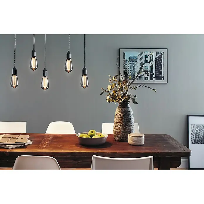 Paulmann Inner Glow LED-Lampe Vintage Glühlampenform E27 - E27, Nicht Dimmbar, Warmweiß, 80 lm, Tropfen, Farbe: Smoky - Eine Nahaufnahme von Edison-Glühbirnen, die über einem Holztisch mit Obstschale und dekorativer Vase hängen, für stimmungsvolle Beleuchtung.