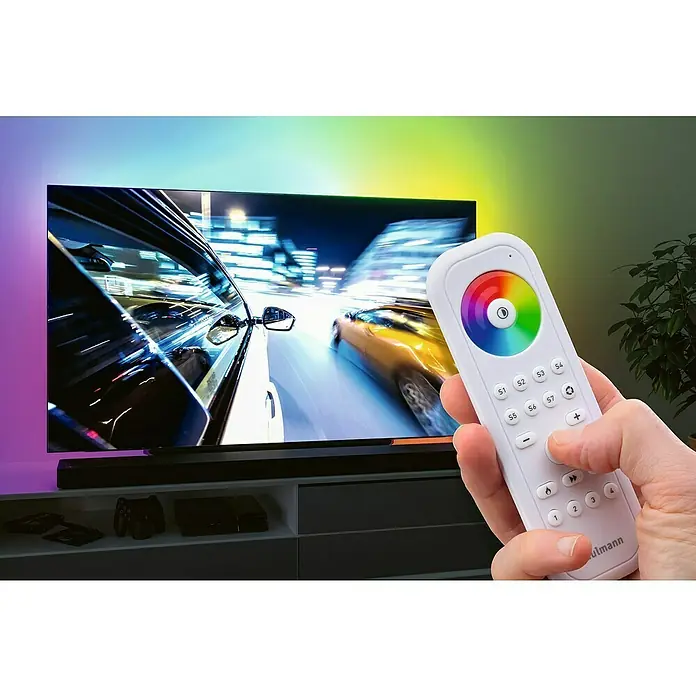 Paulmann Smart Home ZigBee Fernbedienung Smart Home Zigbee Gent 2 - Zigbee 3.0 Produkte, Weiß - Bild einer LED-Hintergrundbeleuchtung für den Fernseher mit einer Fernbedienung, die die Farben der Beleuchtung steuert.