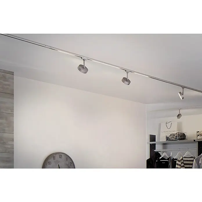 Paulmann URail LED-Spot Circle 3-Step-Dim - Chrom matt, Warmweiß - Eine Nahaufnahme von silbernen Deckenspots an einer Schiene, die ein modernes Beleuchtungskonzept zeigen. Diese Spots akzentuieren den Raum stilvoll.
