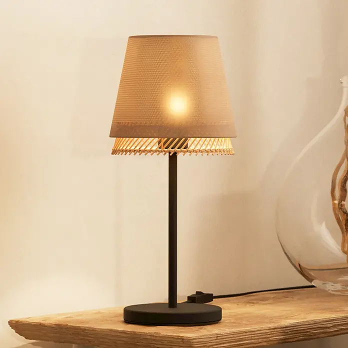Eglo Tabley Lámpara de sobremesa - 40 W, E27 - Primer plano de una lámpara de mesa con pantalla beige y estructura negra, sobre un estante de madera.