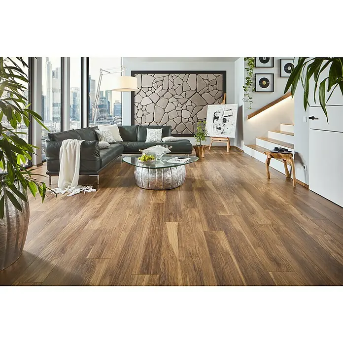 LOGOCLIC Vinto Laminat - Marsala, Landhausdiele, 1.288 x 195 x 10 mm - Ein elegantes Wohnzimmer mit einem markanten Holzboden, der Wärme und Stil ausstrahlt. Die natürliche Maserung des Bodens harmoniert mit der modernen Einrichtung.