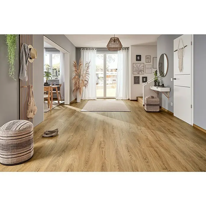 LOGOCLIC Vinto Laminat - Eiche Kronos, Landhausdiele, 1.288 x 195 x 10 mm - Einladender Flur mit hellem Holzboden, der Wärme und Natürlichkeit ausstrahlt. Dekorative Elemente und sanftes Licht schaffen eine wohnliche Atmosphäre.