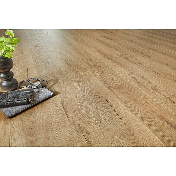 LOGOCLIC Laminatmuster Vinto Eiche Kronos - 297 x 195 x 1 mm, Landhausdiele - Detailaufnahme eines Laminatbodens mit Accessoires wie einer Geldbörse, Schlüsseln und einer Pflanze.