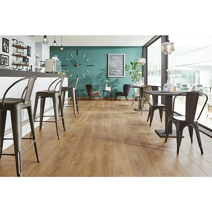 LOGOCLIC Ambienta Laminatmuster Eiche Corno - 296 x 195 x 1 mm, Landhausdiele - Innenaufnahme eines Cafés mit dunklen Metallstühlen an einer Bar und Tischen mit Stühlen. Holzfußboden sorgt für Wärme.