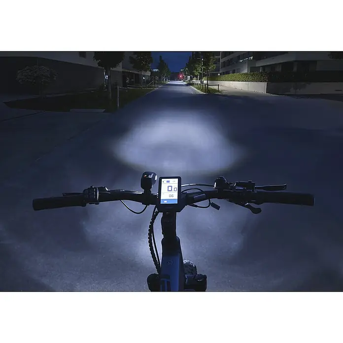 Fischer Fahrradbeleuchtungs-Set - 80 lx, LED, Schwarz - Nachts mit dem E-Bike unterwegs. Der helle Scheinwerfer beleuchtet die Straße. Das Display zeigt die Geschwindigkeit an.