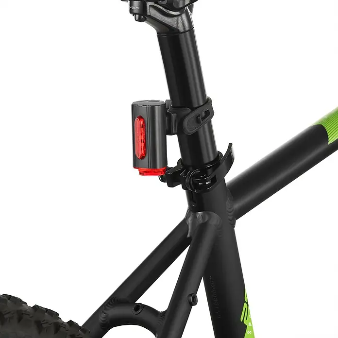 Fischer Fahrradbeleuchtungs-Set - 60 lx, LED, Schwarz - Das Fahrradrücklicht ist sicher am Sattel befestigt und sorgt für gute Sichtbarkeit im Straßenverkehr.